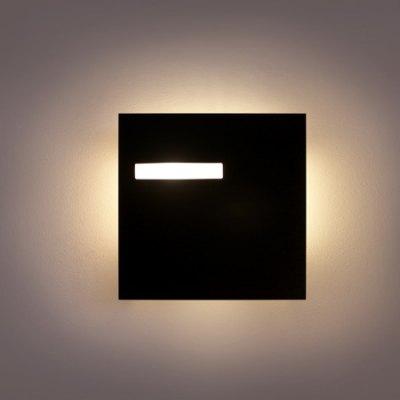 lampa w kształcie czarnego kwadratu